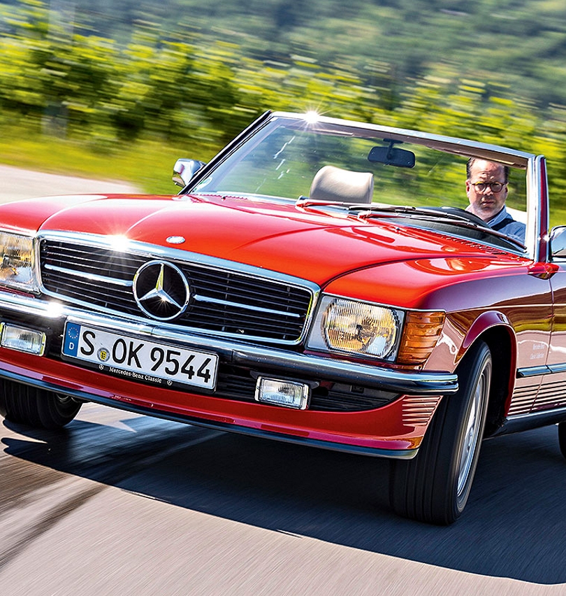 Roter klassischer Mercedes Roadster