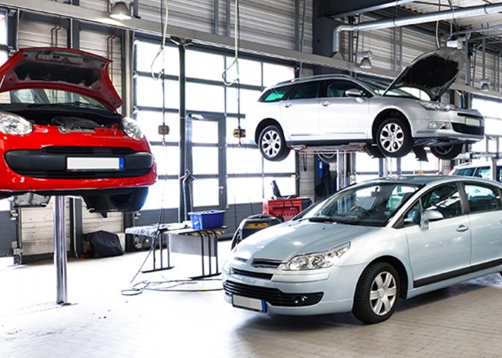 Kfz-Werkstatt mit Hebebühnen